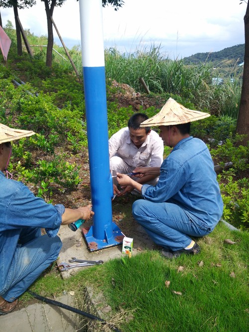 臺風過后海峽科化龍巖分公司機修車間黨員齊力搶修故障路燈2。廖文毅 鐘強光攝[2].jpg