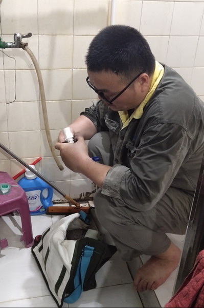 便民維修服務隊小辜上門為分公司職工維修漏水水龍頭_調(diào)整大小.jpg