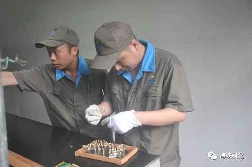 永春分公司技術人員在實驗室里加班加點進行匹配試驗1.jpg