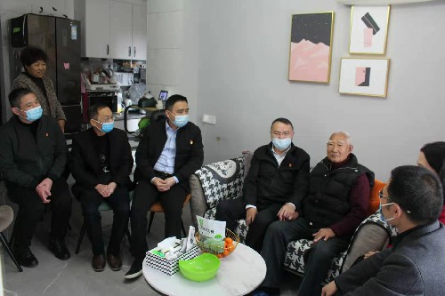 永安分公司l賴寶祿：省機(jī)電控股公司黨委委員、副總經(jīng)理陳伯煒到永安分公司走訪慰問離休干部和困難職�?(2)~1.jpg