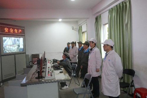 陳劍鋒：省機電控股公司黨委委員、副總經(jīng)理陳伯煒一行深入龍巖分公司生產(chǎn)一線進行檢查~1.jpg