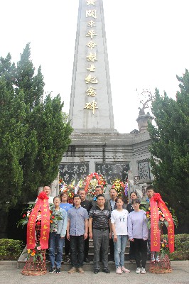 陳宏金：圖為機(jī)關(guān)黨支部祭掃活動(dòng)現(xiàn)場~1.jpg