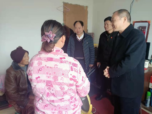 福安分公司黃曉志：圖�?2�?1日吳大文慰問(wèn)困難群眾~1.jpg