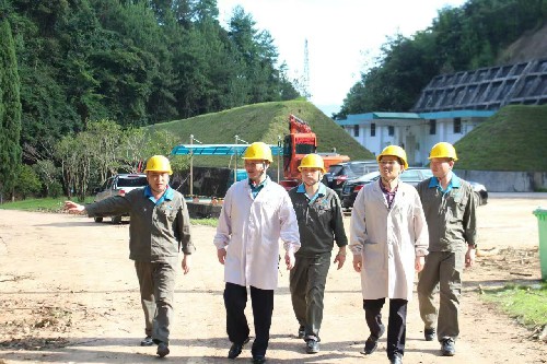 海峽科化永安分公司荊東杰：省機(jī)電控股公司黨委委員、副總經(jīng)理吳大文到海峽科化永安分公司調(diào)研指導(dǎo)汛期災(zāi)后自救及復(fù)工復(fù)產(chǎn)工作照�?~1.jpg