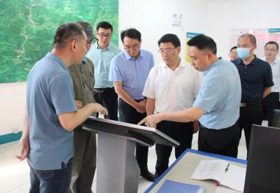 格式工廠省機電控股公司黨委副書記、總經(jīng)理董飛龍，黨委委員、副總經(jīng)理吳大文一行到海峽科化永安分公�?.jpg