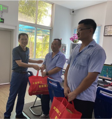 永安雙華公司許麗珠：海峽科化公司工會(huì)到永安雙華公司開展“送清涼”慰問活�?~1.jpg