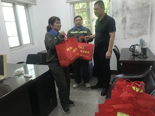 格式工廠民化建設(shè) 林江�?海峽科化公司黨委委員、副總經(jīng)理祁忠清到民化建設(shè)公司開展夏送清涼活�?.jpg